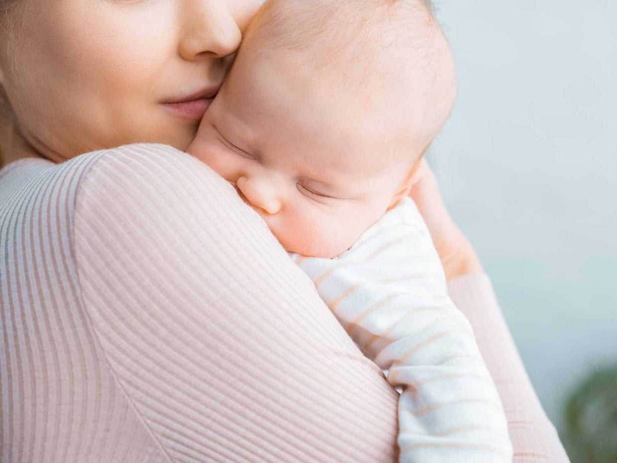 Le coccole aiutano lo sviluppo dei neonati.