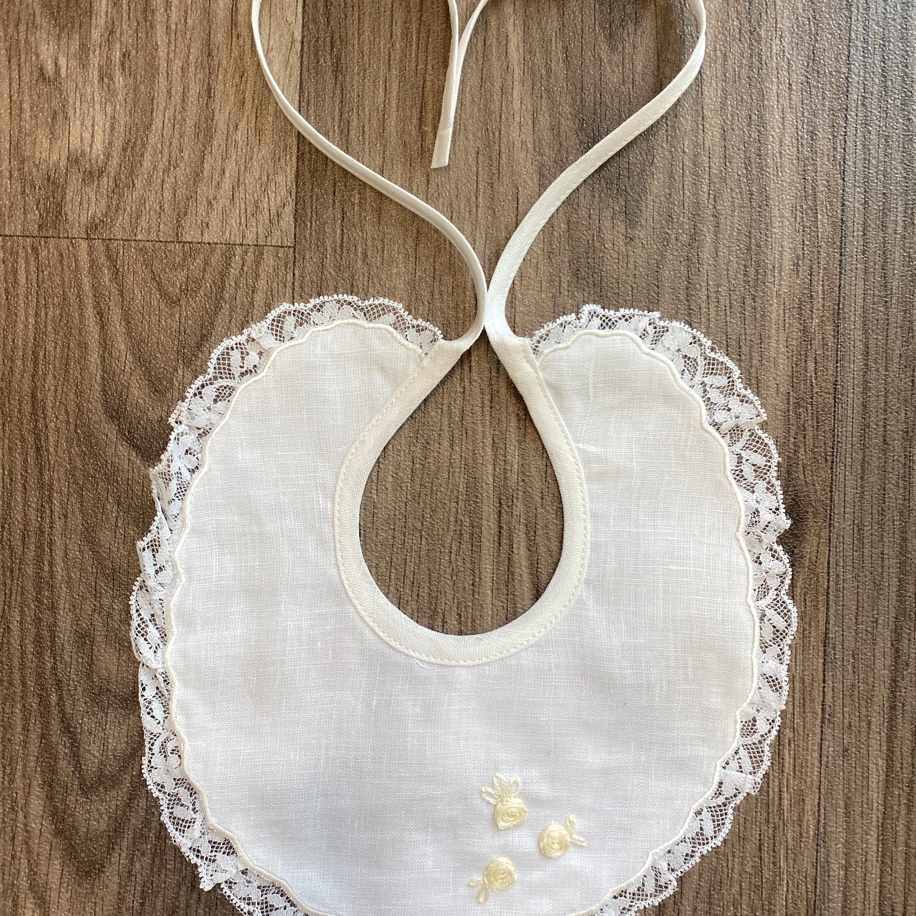 Bavetta In Lino E Pizzo Con Ricamo Neonato/a LA SARTORIA DEI PICCOLI L1076