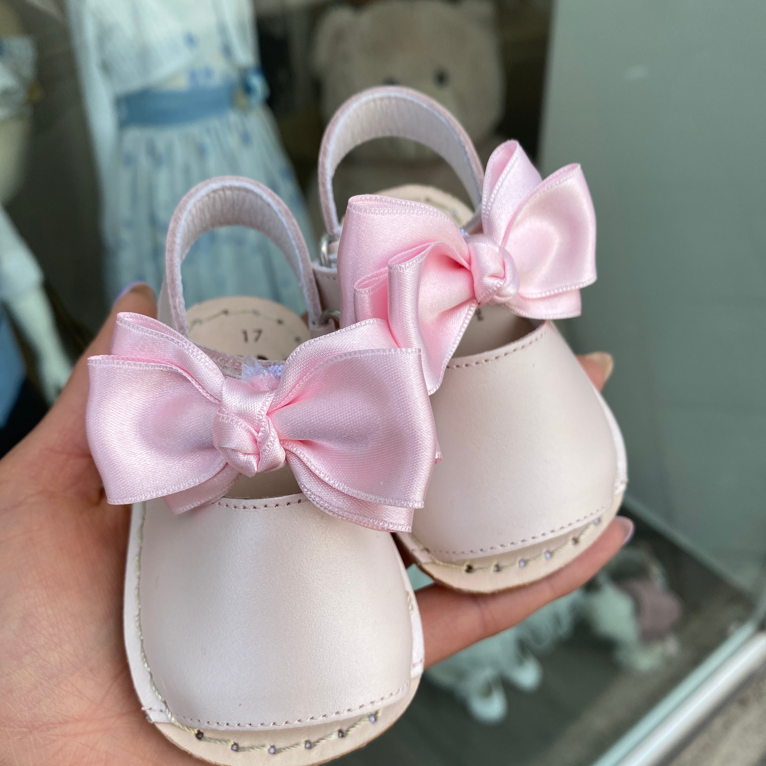 Menorquinische Sandalen aus Satinleder mit Satinschleife für Baby-Mädchen INDEX 300S
