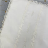 Bezug aus Seidenorgandis und abnehmbarer Spitze in Elfenbeinfarben. KLEINER JUJUGE PONZAC