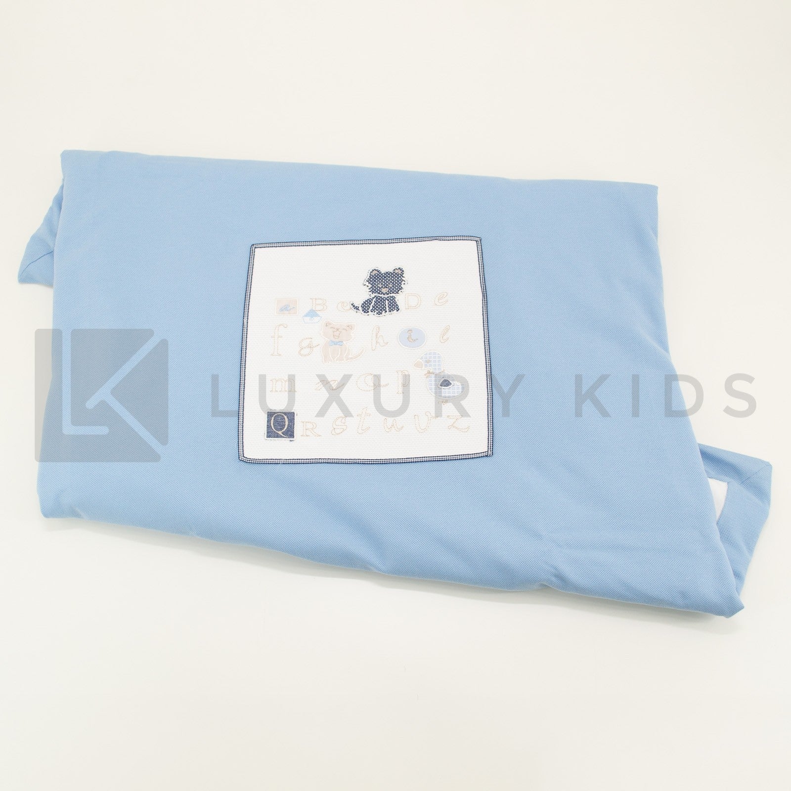 Copertina Imbottita Sfoderabile Azzurra In Piquet Con Patch Lettere Neonato La Sartoria Dei Piccoli LC752 - LA SARTORIA DEI PICCOLI - LuxuryKids
