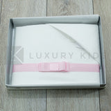 Lenzuolo Per Carrozzina In Cotone Bianco Con Bordo In Raso RosaNeonata La Sartoria Dei Piccoli LL756 - LA SARTORIA DEI PICCOLI - LuxuryKids