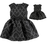 Abito Smanicato in Tessuto Fantasia a Forma di Cuore Nero Bambina Sarabanda V412 - SARABANDA - LuxuryKids